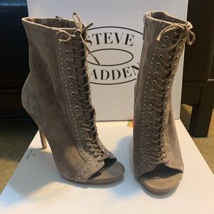STEVE MADDEN Wylder Light Grey Open Toe Booties
